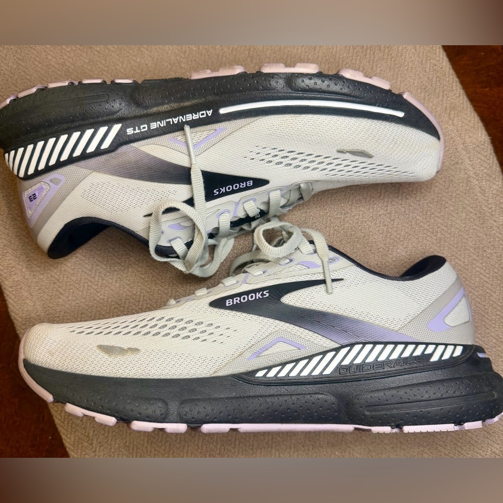 Brooks Women's Adrenaline GTS 23
Size 8.5 - Picture 3 of 8